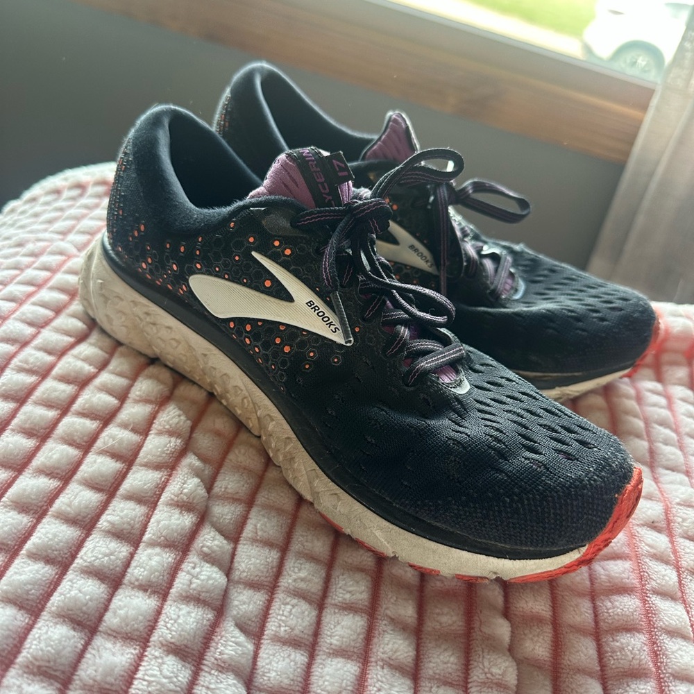 women brooks tennis shoes ! worn a few times, good conditions! size 7.5
